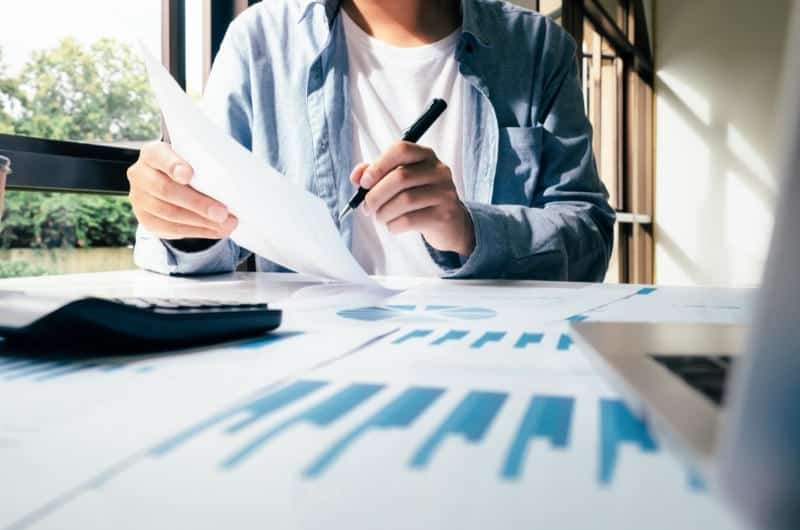 A young man is at his desk, learning about how dollar cost averaging works.