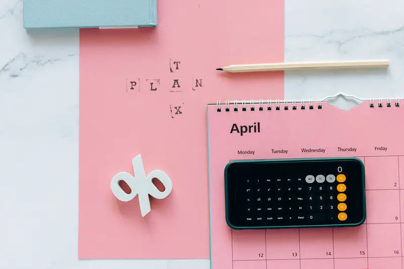 A calendar on the month of April, representing the last day (15th) to file a US tax return.