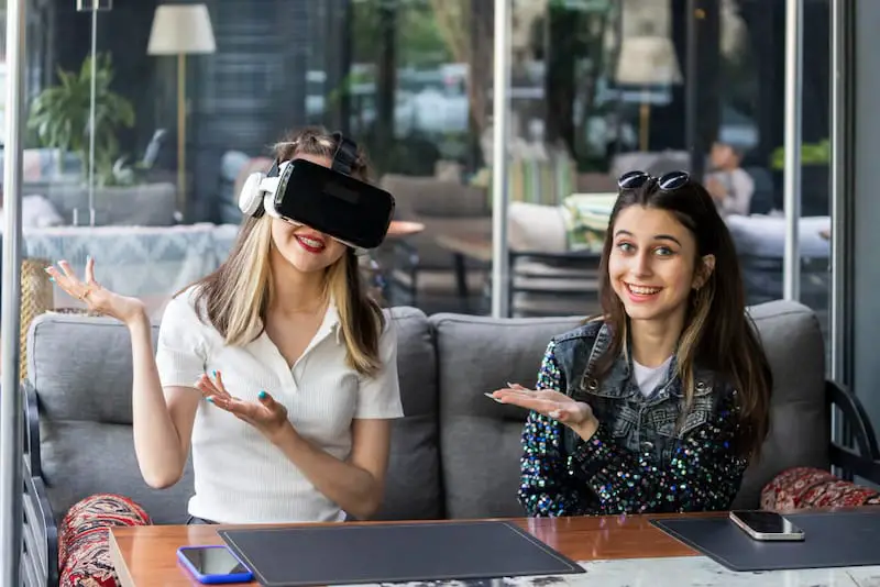 A young realtor is showing a home to her clients using the metaverse